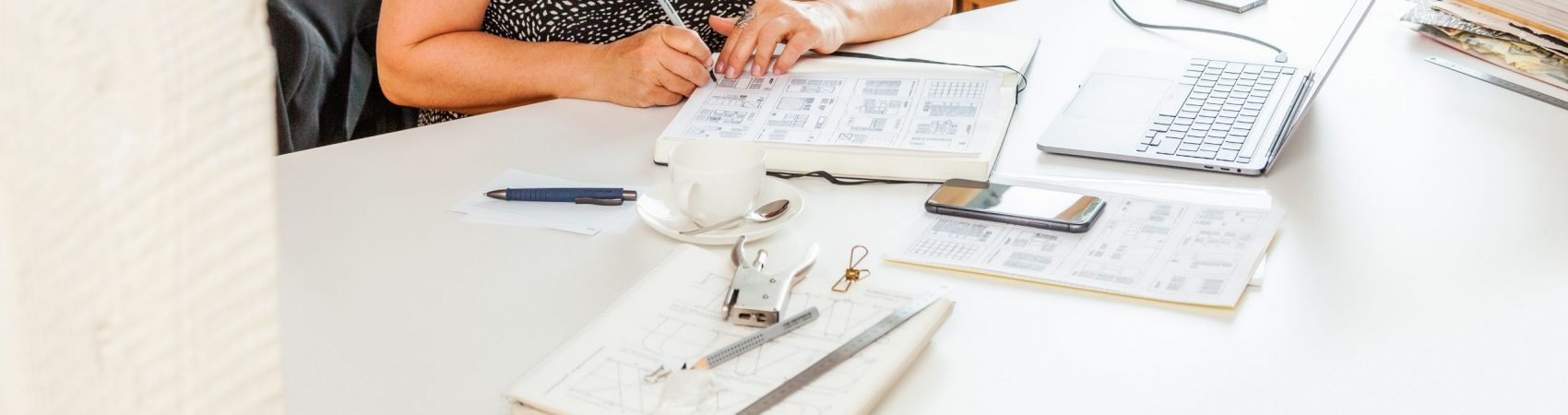 Blick auf den Schreibtisch